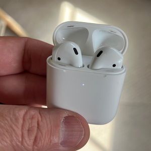 Apple AirPods. (Wireless charging case)